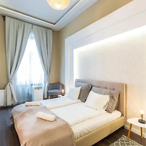 Spacious Luxury At The Heart Of Appartamento Budapest